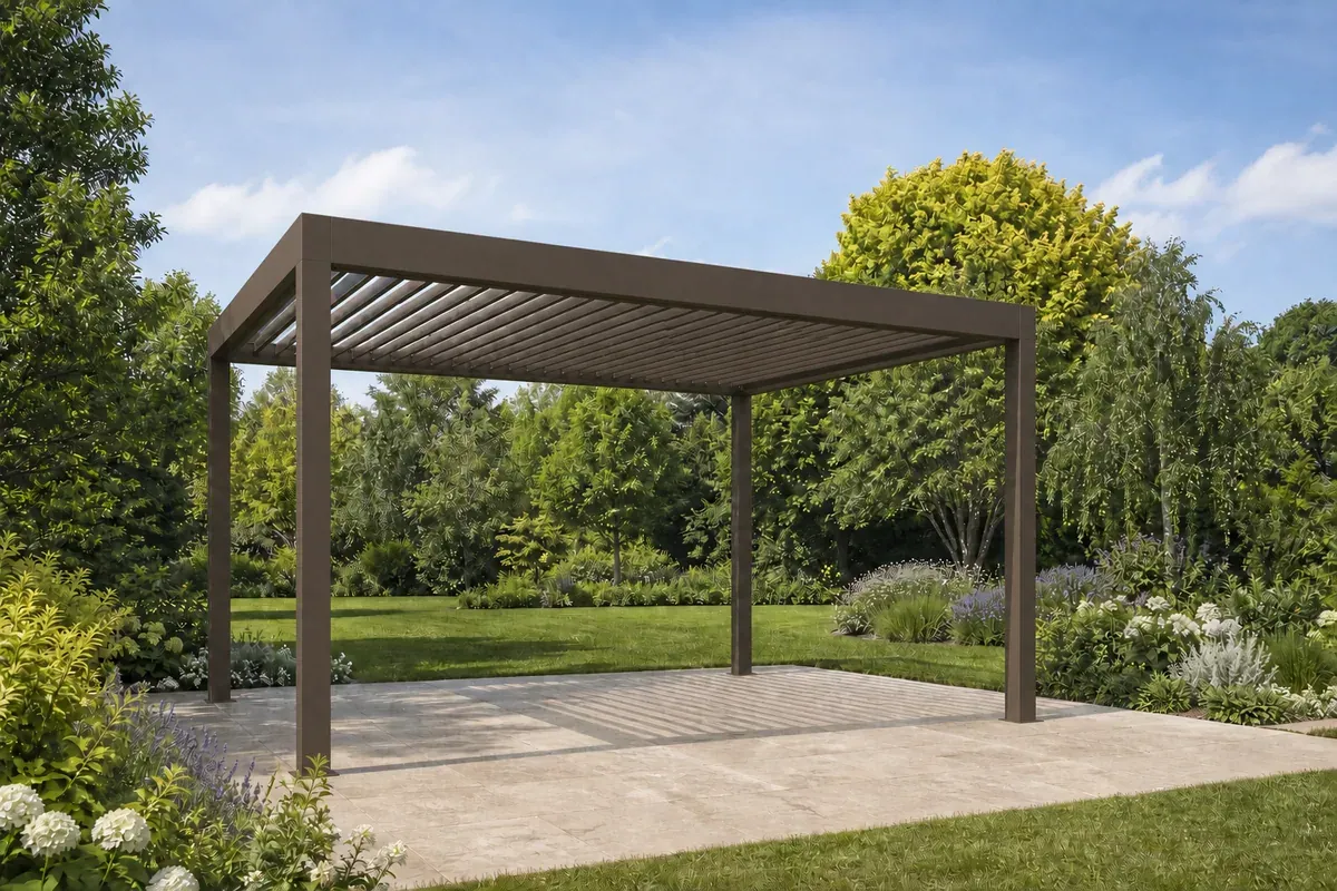 Illustrative bronzefarbene Pergola mit Lamellendach auf einer Gartenterrasse.