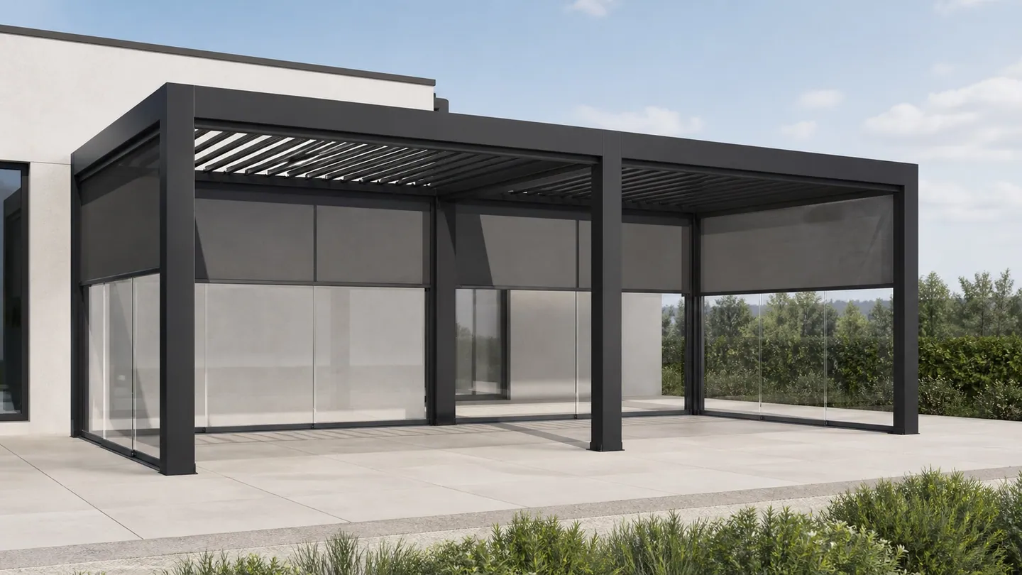 Illustrative anthrazitfarbene Pergola mit zwei Feldern, getrennten Lamellendachbereichen, Screens und Glasseiten.